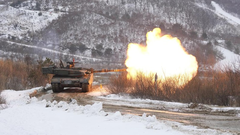 Militer Korea Selatan dan Amerika menggelar latihan tembak bersama. Mereka menampilkan lebih dari 100 peralatan militer seperti tank K1A2 Korea Selatan dan jet A-10 Amerika. (AP Photo/Lee Jin-man)