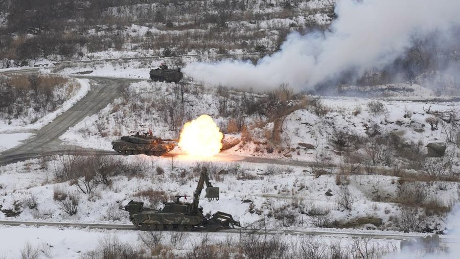 Militer Korea Selatan dan Amerika menggelar latihan tembak bersama. Mereka menampilkan lebih dari 100 peralatan militer seperti tank K1A2 Korea Selatan dan jet A-10 Amerika. (AP Photo/Lee Jin-man)