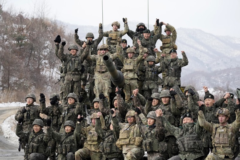 Militer Korea Selatan dan Amerika menggelar latihan tembak bersama. Mereka menampilkan lebih dari 100 peralatan militer seperti tank K1A2 Korea Selatan dan jet A-10 Amerika. (AP Photo/Lee Jin-man) Militer Korea Selatan dan Amerika menggelar latihan tembak bersama. Mereka menampilkan lebih dari 100 peralatan militer seperti tank K1A2 Korea Selatan dan jet A-10 Amerika. (AP Photo/Lee Jin-man)