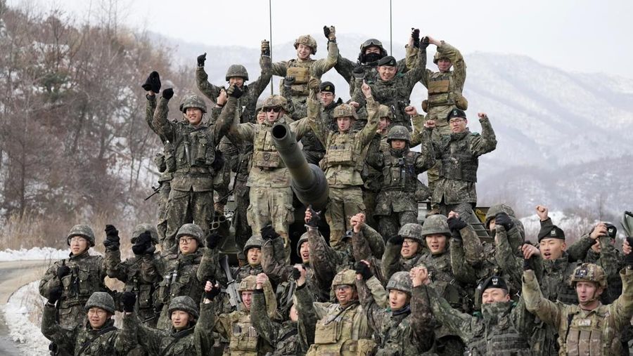 Militer Korea Selatan dan Amerika menggelar latihan tembak bersama. Mereka menampilkan lebih dari 100 peralatan militer seperti tank K1A2 Korea Selatan dan jet A-10 Amerika. (AP Photo/Lee Jin-man)