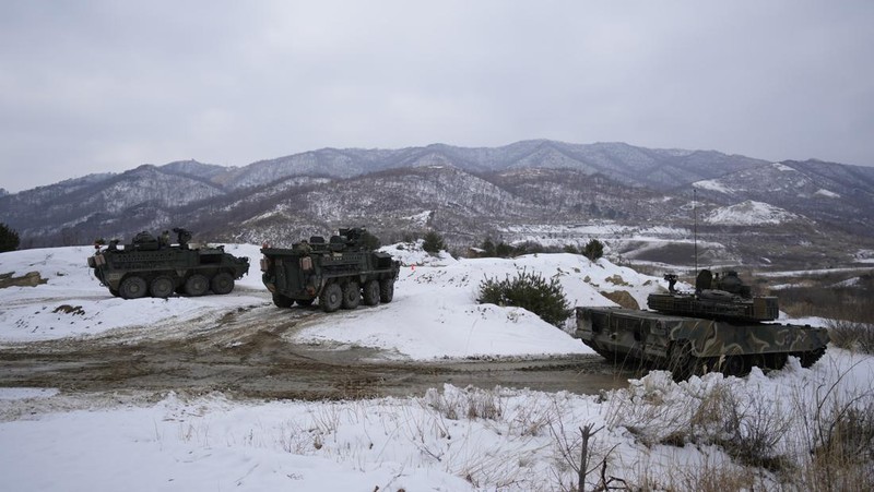Militer Korea Selatan dan Amerika menggelar latihan tembak bersama. Mereka menampilkan lebih dari 100 peralatan militer seperti tank K1A2 Korea Selatan dan jet A-10 Amerika. (AP Photo/Lee Jin-man)