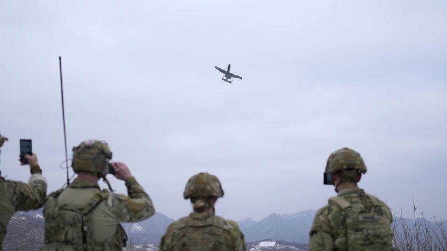 Militer Korea Selatan dan Amerika menggelar latihan tembak bersama. Mereka menampilkan lebih dari 100 peralatan militer seperti tank K1A2 Korea Selatan dan jet A-10 Amerika. (AP Photo/Lee Jin-man)