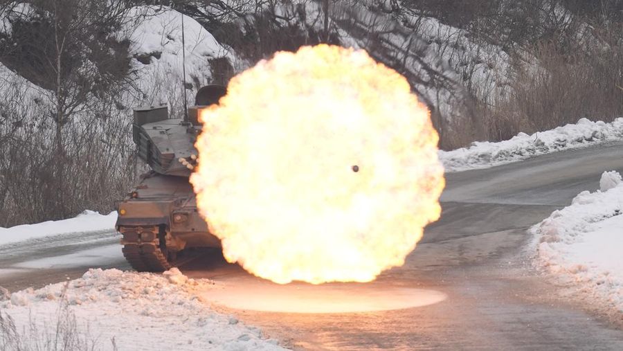 Militer Korea Selatan dan Amerika menggelar latihan tembak bersama. Mereka menampilkan lebih dari 100 peralatan militer seperti tank K1A2 Korea Selatan dan jet A-10 Amerika. (AP Photo/Lee Jin-man)