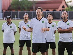 Paul Munster Wajibkan Pemain Persebaya Ice Bath Usai Latihan