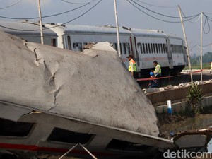 Tabrakan KA Lokal Vs Turangga di Cicalengka, Gerbong Keluar Jalur