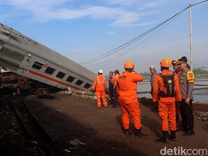 Petugas Butuh Crane Khusus untuk Evakuasi Korban Tabrakan KA di Bandung