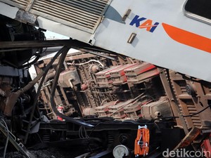 Puluhan Korban Luka Tabrakan 2 KA di Cicalengka Dievakuasi