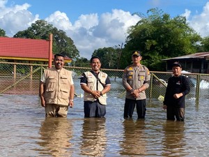 Antisipasi Banjir saat Pemilu, Polisi-PPK di Pelalawan Cek 4 TPS Tepi Sungai Kampar