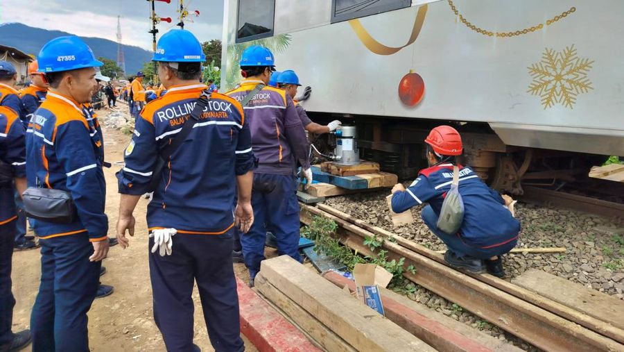 Proses evakuasi KA Turangga dan KA CL Bandung Raya masih berlangsung. (Dok: KAI)