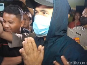Tampang Saipul Jamil Saat Digiring Keluar dari Polsek Tambora