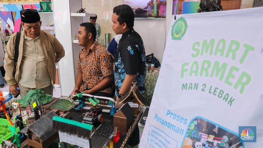 Siswa Madrasah Aliyah Negeri (MAN) 9 Jakarta mengoperasikan Soccer Robot saat acara Devotion Experience (Dev-X) di Jakarta Convention Center (JCC), Senayan Jakarta, Jumat (5/1/2024). (CNBC Indonesia/Faisal Rahman)