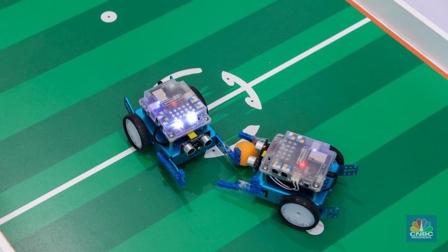 Siswa Madrasah Aliyah Negeri (MAN) 9 Jakarta mengoperasikan Soccer Robot saat acara Devotion Experience (Dev-X) di Jakarta Convention Center (JCC), Senayan Jakarta, Jumat (5/1/2024). (CNBC Indonesia/Faisal Rahman)
