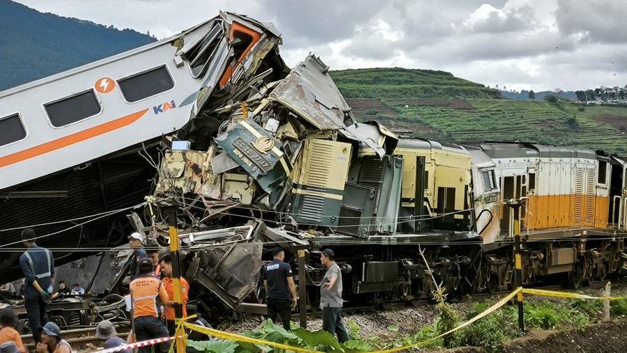 Tabrakan kereta antara kereta lokal Commuter Line Bandung Raya dengan KA Turangga.  (Photo by TIMUR MATAHARI/AFP via Getty Images)