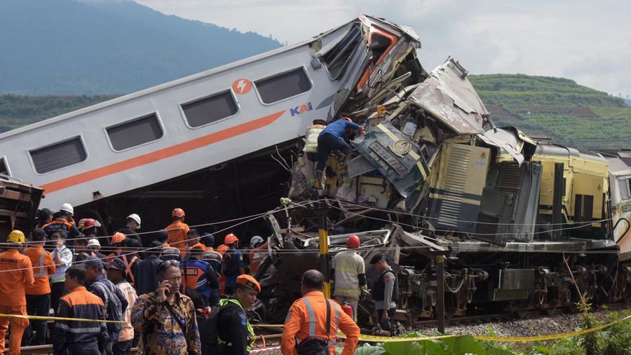 Tabrakan kereta antara kereta lokal Commuter Line Bandung Raya dengan KA Turangga.  (Photo by TIMUR MATAHARI/AFP via Getty Images)