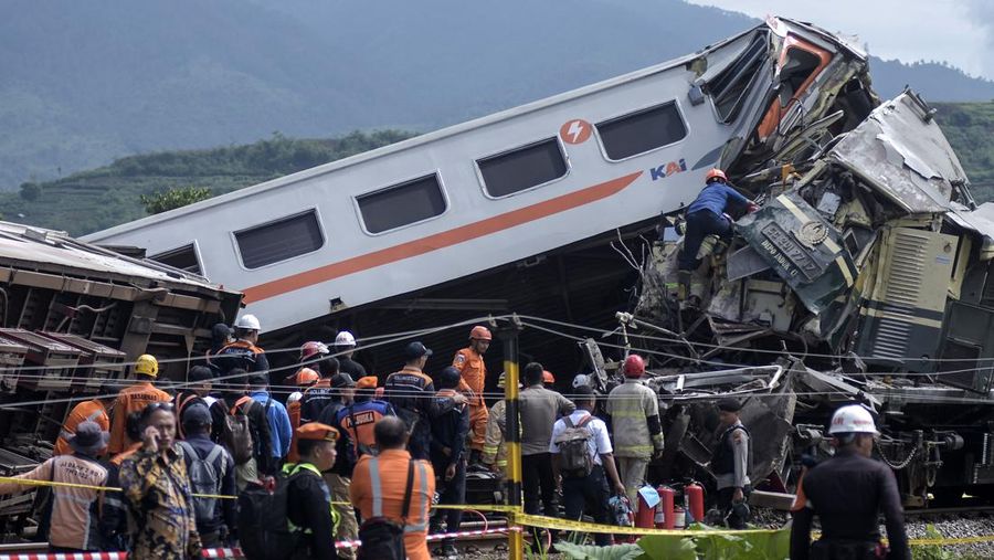 Tabrakan kereta antara kereta lokal Commuter Line Bandung Raya dengan KA Turangga. (AP Photo/Abdan Syakura)