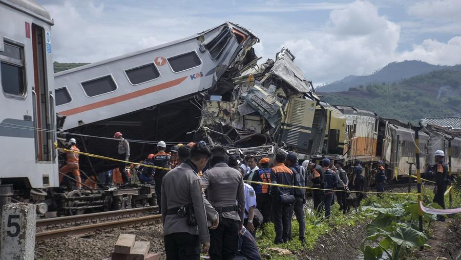 Tabrakan kereta antara kereta lokal Commuter Line Bandung Raya dengan KA Turangga. (AP Photo/Abdan Syakura)