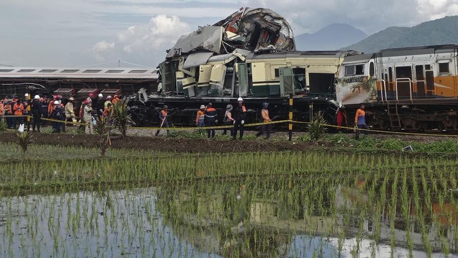 Tabrakan kereta antara kereta lokal Commuter Line Bandung Raya dengan KA Turangga. (AP Photo/Abdan Syakura)