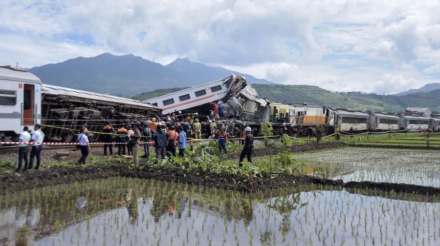Tabrakan kereta antara kereta lokal Commuter Line Bandung Raya dengan KA Turangga. (AP Photo/Abdan Syakura)