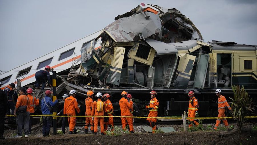 Tabrakan kereta antara kereta lokal Commuter Line Bandung Raya dengan KA Turangga. (AP Photo/Achmad Ibrahim)