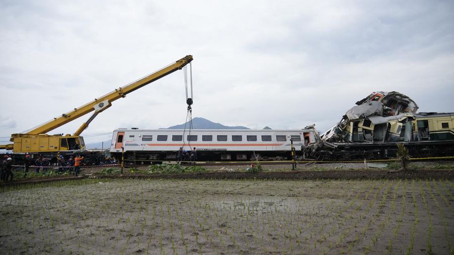 Tabrakan kereta antara kereta lokal Commuter Line Bandung Raya dengan KA Turangga. (AP Photo/Achmad Ibrahim)