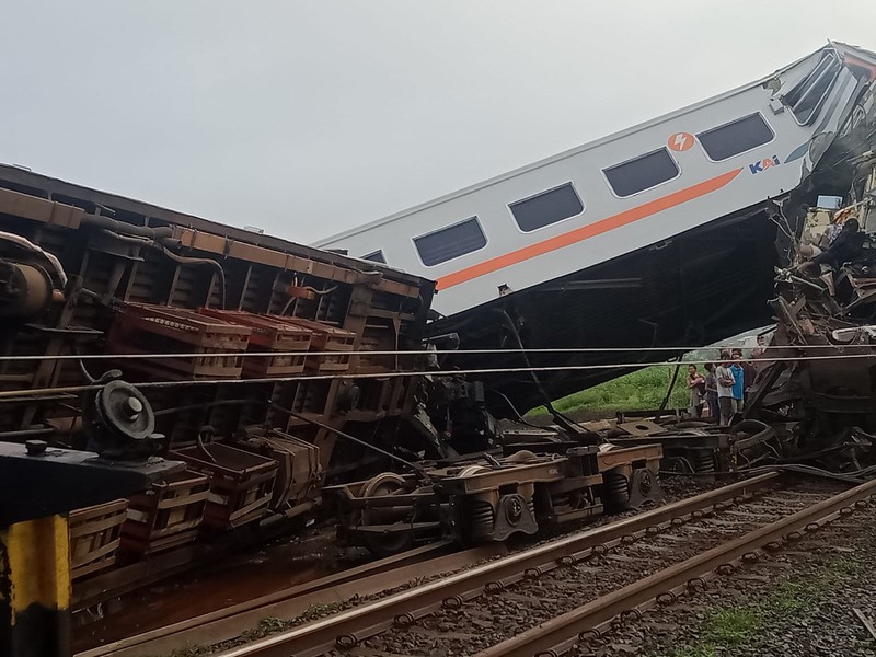 Indonesia Train Crash Tim penyelamat berjalan di dekat puing-puing kereta api setelah tabrakan di Cicalengka, Jawa Barat, Indonesia, Jumat, 5 Januari 2024. Kedua kereta itu bertabrakan di pulau utama Indonesia, Jawa, pada hari Jumat, menyebabkan beberapa gerbong tertekuk dan terbalik. (AP Photo/Abdan Syakura)