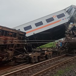Video dan Foto Tabrakan KA Turangga Viral, Netizen Ngeri dan Berduka
