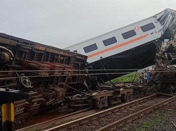 Video dan Foto Tabrakan KA Turangga Viral, Netizen Ngeri dan Berduka