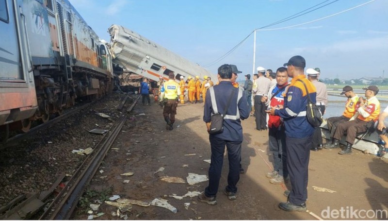 Indonesia Train Crash Rescuers inspect the wreckage of trains after a collision in Cicalengka, West Java, Indonesia, Friday, Jan. 5, 2024. The two trains collided on Indonesia's main island of Java on Friday, causing several carriages to buckle and overturn and killing a number of people, officials said. (AP Photo/Abdan Syakura)