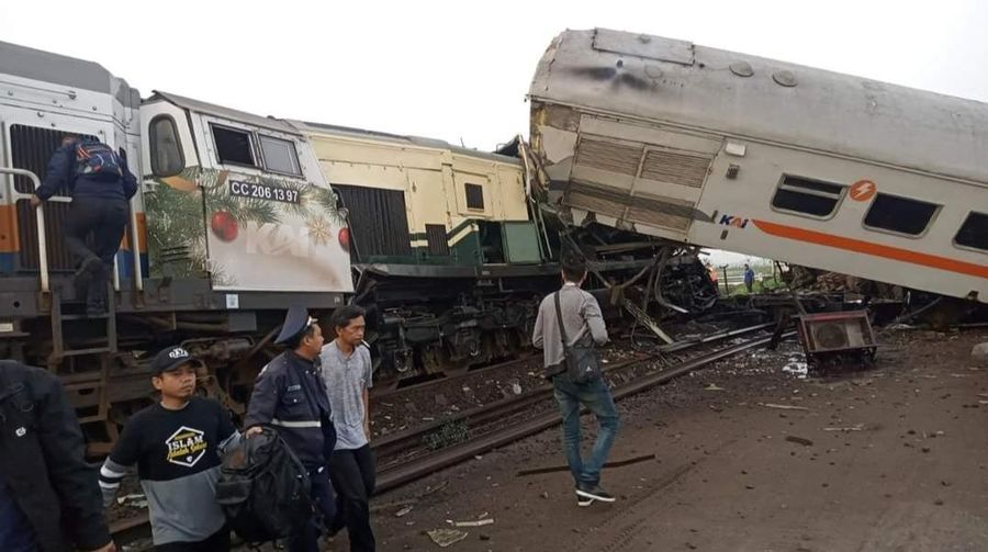 Tabrakan kereta antara kereta lokal Commuter Line Bandung Raya dengan KA Turangga. (Ist Tangkapan Layar)
