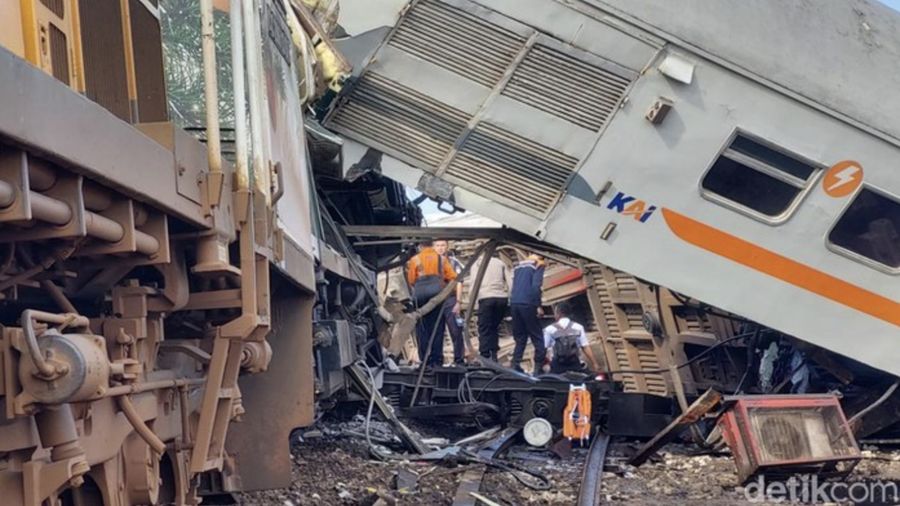Tabrakan kereta antara kereta lokal Commuter Line Bandung Raya dengan KA Turangga. (Foto: Wisma Putra/detikJabar)