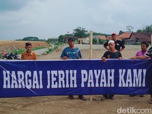 Puluhan Warga Klaten Pasang Patok di Lokasi Proyek Tol Jogja-Solo