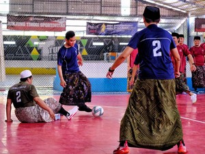 Gibran Main Futsal Pakai Sarung dan Jersey Samsul