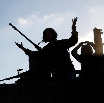 Awas Perang Meluas, Israel-Hizbullah Saling Serang di Dekat Lebanon
