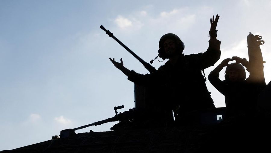 Israel dan Hizbullah saling baku tembak di perbatasan Lebanon di tengah kekhawatiran akan meluasnya perang di Gaza. (REUTERS/Amir Cohen)