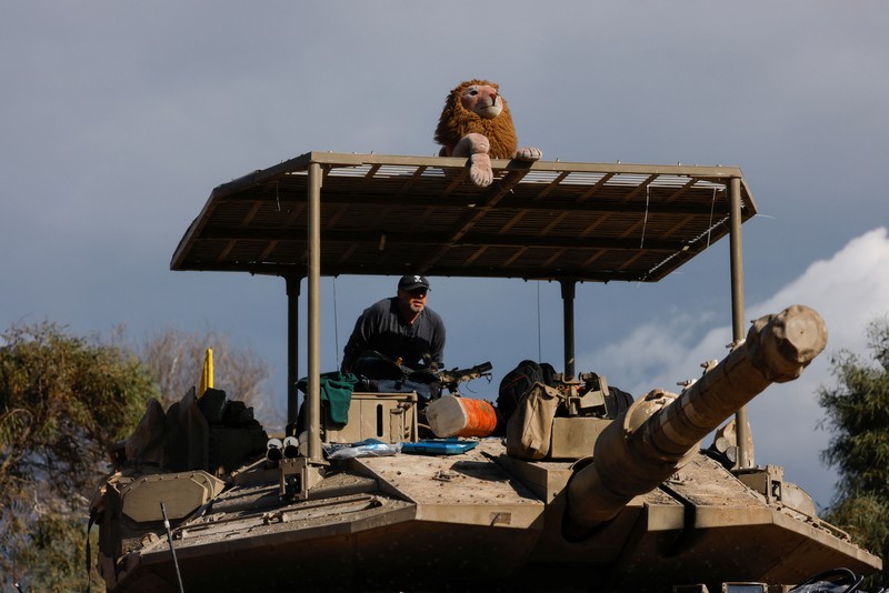 Israel dan Hizbullah saling baku tembak di perbatasan Lebanon di tengah kekhawatiran akan meluasnya perang di Gaza. (REUTERS/Amir Cohen) Israel dan Hizbullah saling baku tembak di perbatasan Lebanon di tengah kekhawatiran akan meluasnya perang di Gaza. (REUTERS/Amir Cohen)
