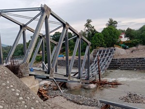 Jembatan Sementara Dibangun di Luwu Utara Ambruk Diterjang Banjir
