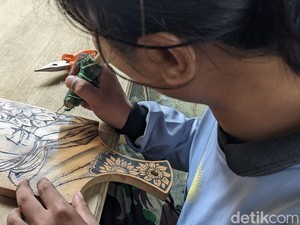 Pelukis Trenggalek Raup Cuan dari Seni Pirografi