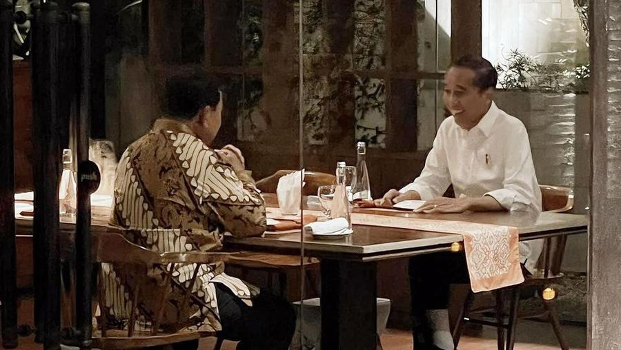 Prabowo Subianto (kiri) dan Joko Widodo (kanan) bercengkrama saat makan malam (Tangkapan layar instagram @prabowo)