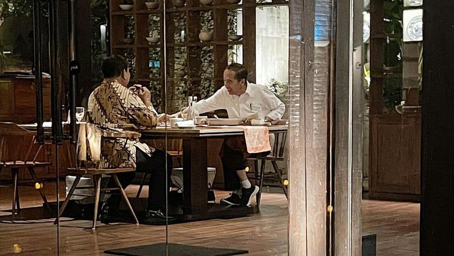 Prabowo Subianto (kiri) dan Joko Widodo (kanan) bercengkrama saat makan malam (Tangkapan layar instagram @prabowo)