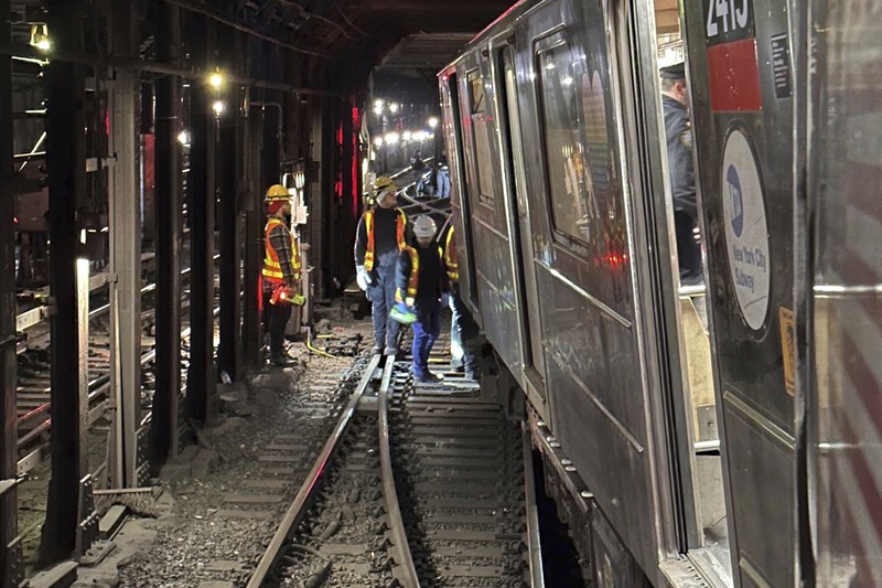 Sebuah kereta bawah tanah di Manhattan, New York, Amerika Serikat tergelincir pada Kamis (4/1) sore waktu setempat, setelah bertabrakan dengan sebuah kereta lain dalam kecepatan rendah. (Marc A. Hermann/Metropolitan Transportation Authority via AP) Sebuah kereta bawah tanah di Manhattan, New York, Amerika Serikat tergelincir pada Kamis (4/1) sore waktu setempat, setelah bertabrakan dengan sebuah kereta lain dalam kecepatan rendah. (Marc A. Hermann/Metropolitan Transportation Authority via AP)