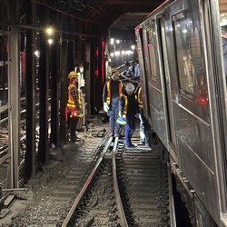 Kereta Bawah Tanah di New York Tabrakan, Puluhan Orang Terluka