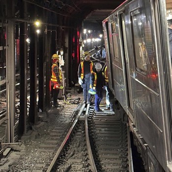 Kereta Bawah Tanah di New York Tabrakan, Puluhan Orang Terluka