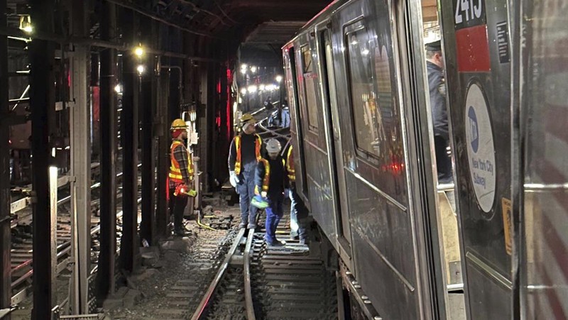 Sebuah kereta bawah tanah di Manhattan, New York, Amerika Serikat tergelincir pada Kamis (4/1) sore waktu setempat, setelah bertabrakan dengan sebuah kereta lain dalam kecepatan rendah. (Marc A. Hermann/Metropolitan Transportation Authority via AP)