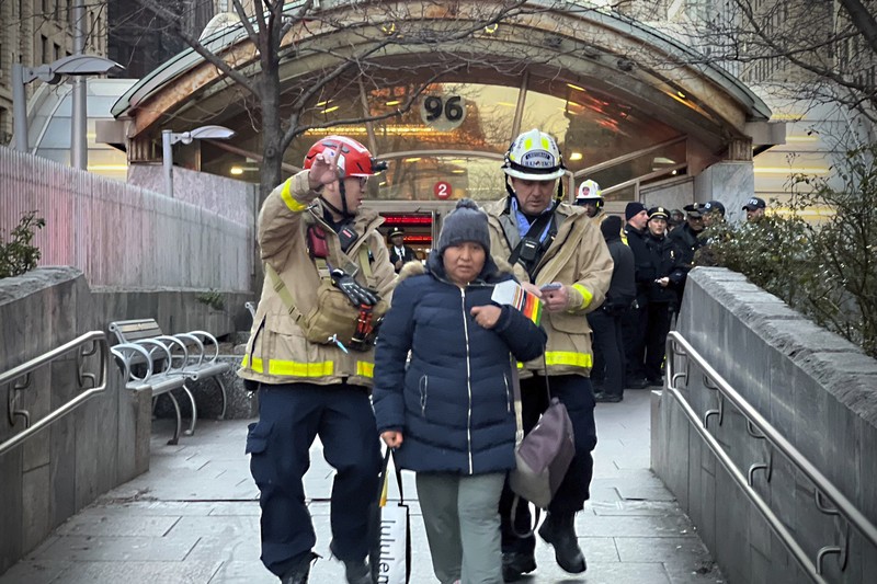 Sebuah kereta bawah tanah di Manhattan, New York, Amerika Serikat tergelincir pada Kamis (4/1) sore waktu setempat, setelah bertabrakan dengan sebuah kereta lain dalam kecepatan rendah. (Marc A. Hermann/Metropolitan Transportation Authority via AP) Sebuah kereta bawah tanah di Manhattan, New York, Amerika Serikat tergelincir pada Kamis (4/1) sore waktu setempat, setelah bertabrakan dengan sebuah kereta lain dalam kecepatan rendah. (Marc A. Hermann/Metropolitan Transportation Authority via AP)