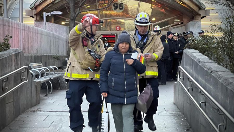 Sebuah kereta bawah tanah di Manhattan, New York, Amerika Serikat tergelincir pada Kamis (4/1) sore waktu setempat, setelah bertabrakan dengan sebuah kereta lain dalam kecepatan rendah. (Marc A. Hermann/Metropolitan Transportation Authority via AP)
