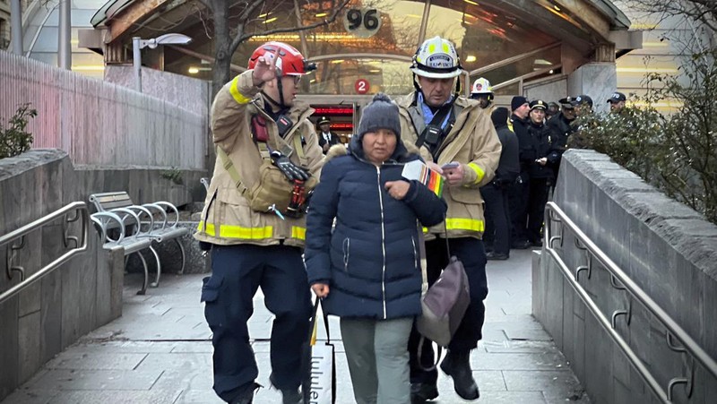 Sebuah kereta bawah tanah di Manhattan, New York, Amerika Serikat tergelincir pada Kamis (4/1) sore waktu setempat, setelah bertabrakan dengan sebuah kereta lain dalam kecepatan rendah. (Marc A. Hermann/Metropolitan Transportation Authority via AP)