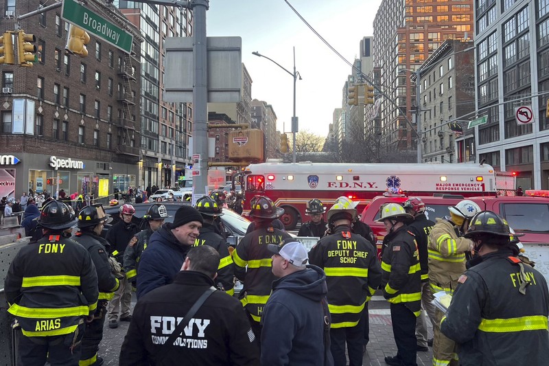Sebuah kereta bawah tanah di Manhattan, New York, Amerika Serikat tergelincir pada Kamis (4/1) sore waktu setempat, setelah bertabrakan dengan sebuah kereta lain dalam kecepatan rendah. (Marc A. Hermann/Metropolitan Transportation Authority via AP) Sebuah kereta bawah tanah di Manhattan, New York, Amerika Serikat tergelincir pada Kamis (4/1) sore waktu setempat, setelah bertabrakan dengan sebuah kereta lain dalam kecepatan rendah. (Marc A. Hermann/Metropolitan Transportation Authority via AP)