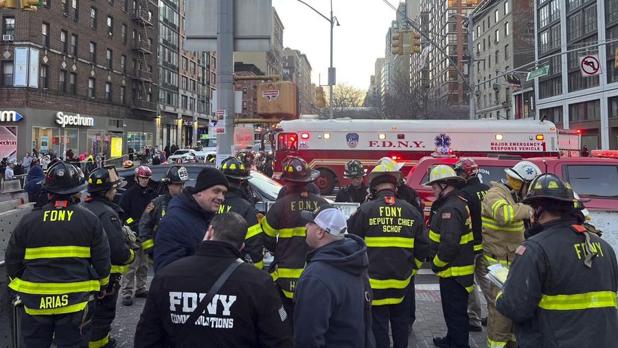 Sebuah kereta bawah tanah di Manhattan, New York, Amerika Serikat tergelincir pada Kamis (4/1) sore waktu setempat, setelah bertabrakan dengan sebuah kereta lain dalam kecepatan rendah. (Marc A. Hermann/Metropolitan Transportation Authority via AP)