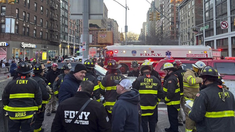 Sebuah kereta bawah tanah di Manhattan, New York, Amerika Serikat tergelincir pada Kamis (4/1) sore waktu setempat, setelah bertabrakan dengan sebuah kereta lain dalam kecepatan rendah. (Marc A. Hermann/Metropolitan Transportation Authority via AP)