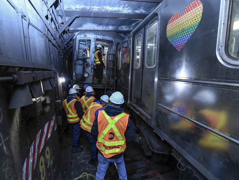 Sebuah kereta bawah tanah di Manhattan, New York, Amerika Serikat tergelincir pada Kamis (4/1) sore waktu setempat, setelah bertabrakan dengan sebuah kereta lain dalam kecepatan rendah. (Marc A. Hermann/Metropolitan Transportation Authority via AP) Sebuah kereta bawah tanah di Manhattan, New York, Amerika Serikat tergelincir pada Kamis (4/1) sore waktu setempat, setelah bertabrakan dengan sebuah kereta lain dalam kecepatan rendah. (Marc A. Hermann/Metropolitan Transportation Authority via AP)